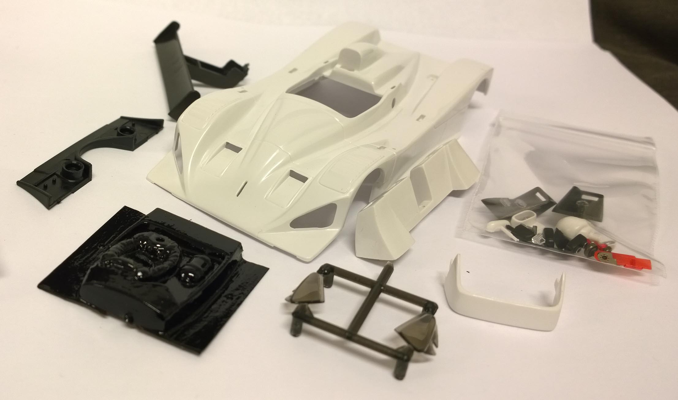 B573 / 79573 Lola  LMP Body White / Lexon Cockpit